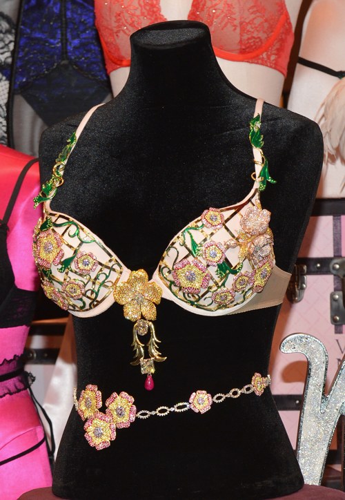 Алессандро Амбросио представила белье Floral Fantasy Bra стоимостью $2,5 млн. Фоторепортаж
